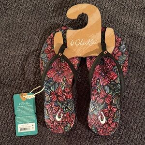 OluKai - Ho’opio Hau Women’s Black Strap Hawaiian Floral Flip Flops